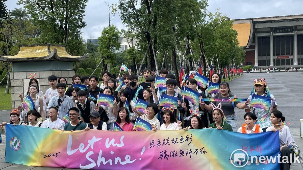  民進黨標語「民主綻放色彩，驕傲無所不在，Let us shine.」。 圖：高逸帆／攝 
