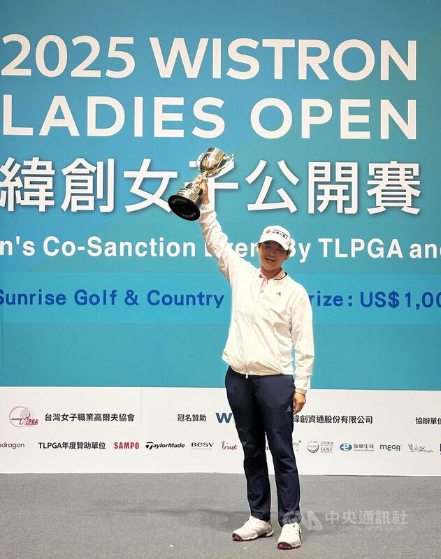 曾雅妮淚崩奪緯創高球賽金盃 結束11年冠軍荒