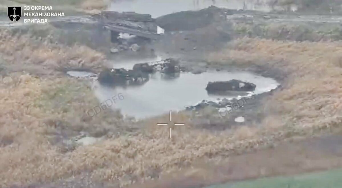  俄羅斯軍隊在試圖渡過一條小溪時損失了 6 輛裝甲運兵車。 圖：翻攝自 X 