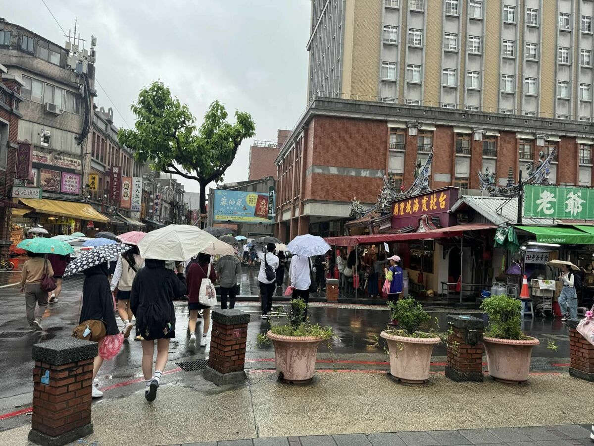  日本女高中生成群來霞海城隍廟。 圖：翻攝Threads 