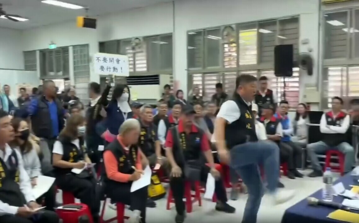 (影) 火爆畫面曝光! 光復重建座談會未受邀 議長張峻率隊怒踹桌開罵傅崐萁