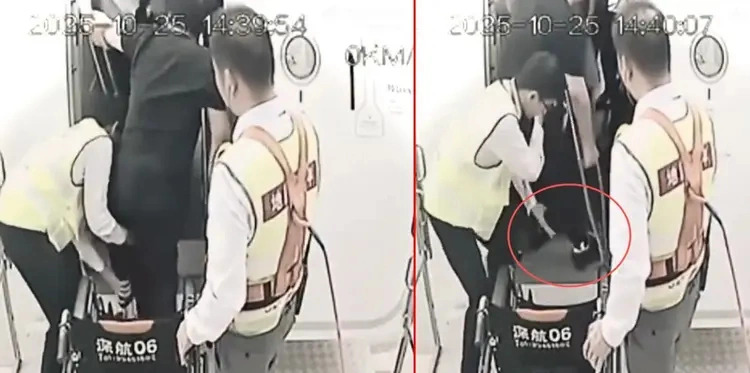  鄭智化最後在人員攙扶下起身，身後人員也協助他將腳依序跨入機艙，與鄭智化一開始所言「連滾帶爬」嚴重不符。 圖：翻攝自 微博 