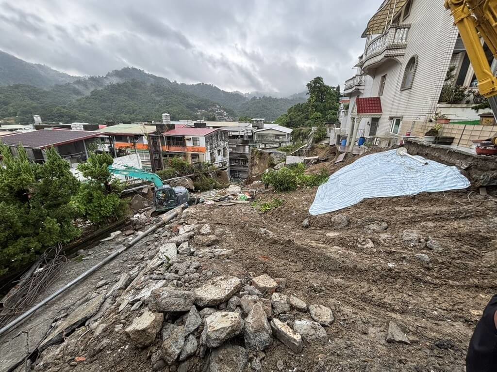 新店社區擋土牆坍塌 新北以混凝土頂塊穩固邊坡