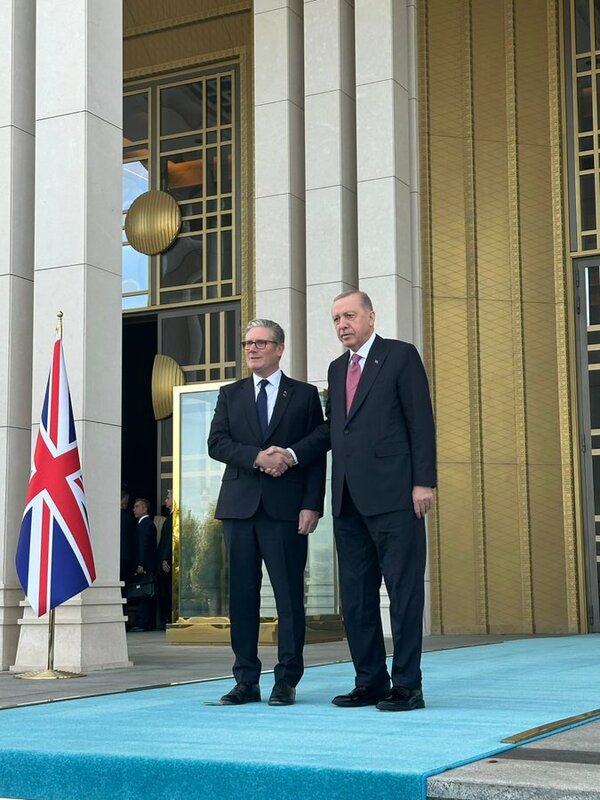 英國首相基爾·斯塔默爵士(左)在安卡拉與土耳其總統雷傑普·塔伊普·艾爾段共同簽署協議時表示，這是「英國工人的勝利、我們國防工業的勝利以及北約安全的勝利」，並強調此舉將「加強北約東南翼防衛，深化雙邊防務合作，並促進兩國經濟成長」。 圖:翻攝自X帳號@teoshengelia29