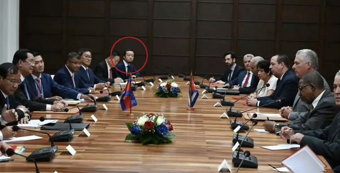  太子詐騙集團創始人陳志(紅圈)曾在洪森率領下，與柬埔寨官員共同出席與古巴的貿易協商會議。 圖：翻攝自 @AsiaFinance X 帳號 