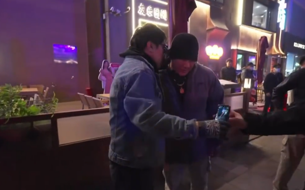 (影) 館長直播突現「一邊一國」全拍下!合照秒變政治宣言 網:這哥們膽子不小