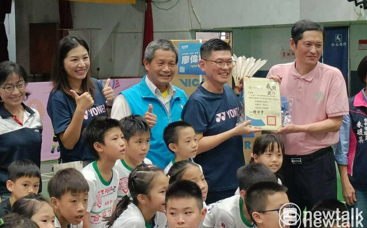 （影）廖偉翔攜手運彩公會捐羽球、何昱奇加碼30萬獎金  侯湘婷：一定要拿下