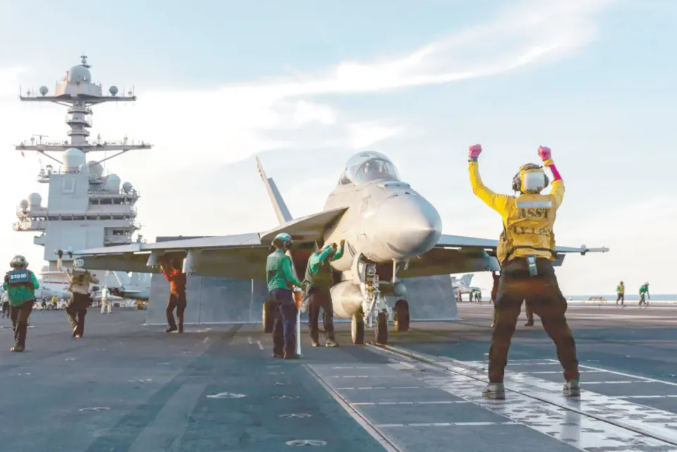  一架F/A-18F「超級大黃蜂」艦載戰鬥機準備從「福特號」核動力航空母艦上彈射起飛。 圖:翻攝自環球網 