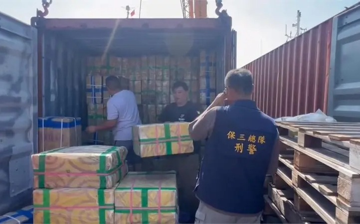 攔截133噸不明發臭「冷凍肉品」!保三、海巡查獲外籍走私貨輪