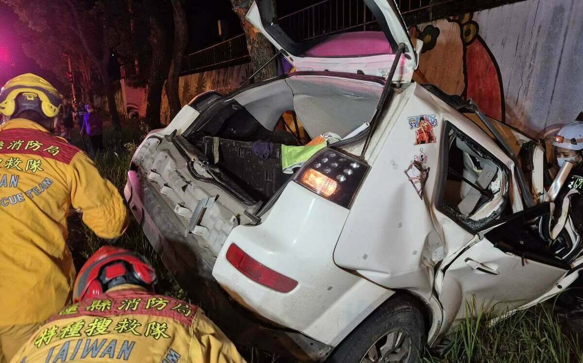 花蓮母酒駕無照載5童自撞路樹 車體凹成V字形、11歲童一度命危