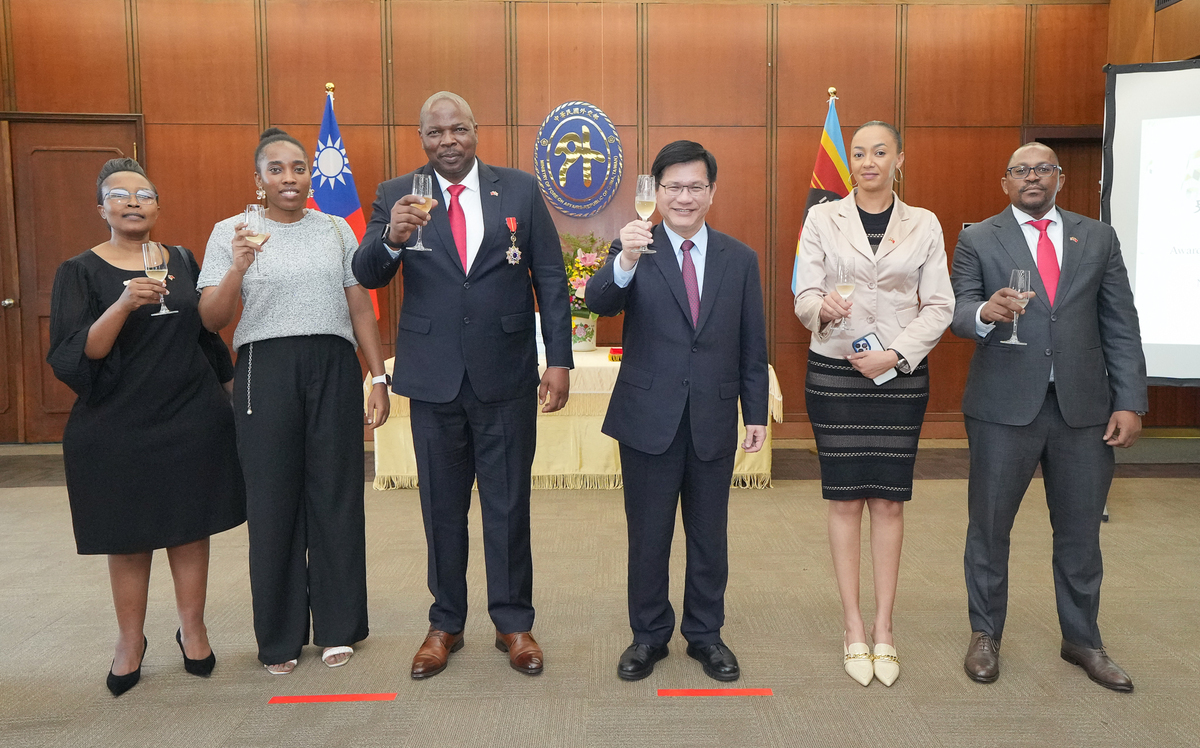 頒授史瓦帝尼王家警察總長「睦誼外交獎章」 林佳龍感謝挺台參與國際刑警組織