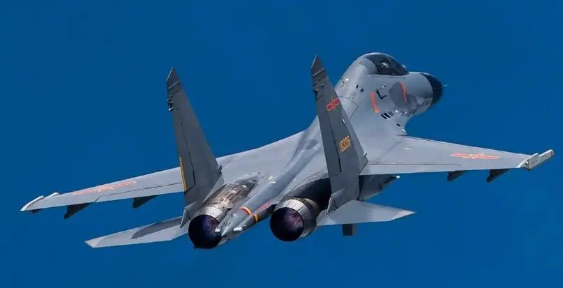 中國若能將雷射砲掛載在殲-11B 戰鬥機，將比美軍進度更快速。 圖：翻攝自 騰訊新聞@矚望雲霄 
