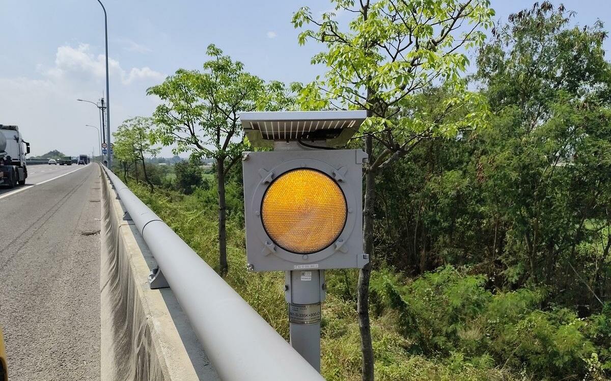 11月起國道霧區「閃光黃燈」擴大使用！主線發生事故也會亮燈