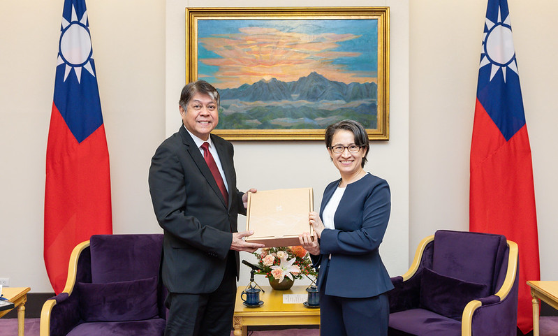  蕭美琴接見菲律賓參議員龐吉立南（Francis Pancratius “Kiko”Pangilinan）。 圖：總統府提供 