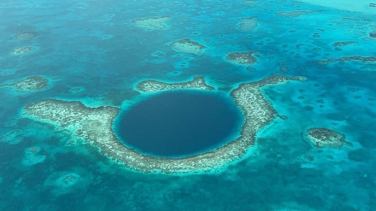  俯瞰貝里斯大藍洞（Great Blue Hole）美景。 圖：外交部提供 