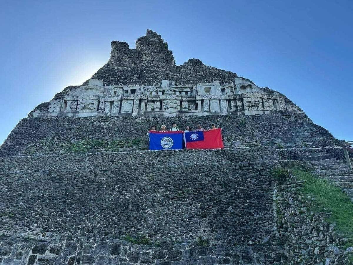  觀光踩線團參訪貝里斯蘇南圖尼奇（Xunantunich）馬雅文明遺址。 圖：外交部提供 