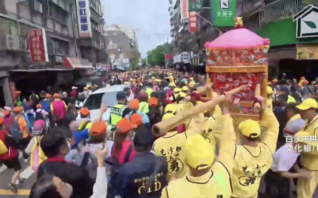 粉紅超跑」新北贊境 Day2！ 信徒分送飲料、病癒青年隨行祈願媽祖保佑