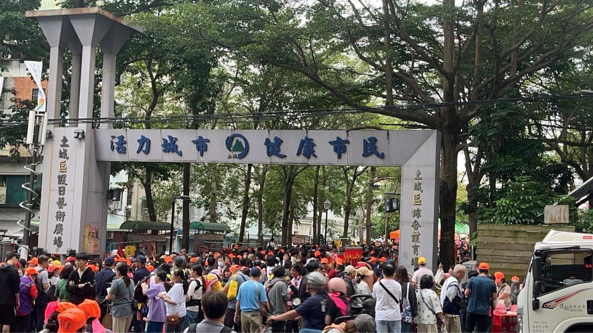  土城區假日藝術廣場信徒人滿為患。 圖：李宣萱 / 提供 