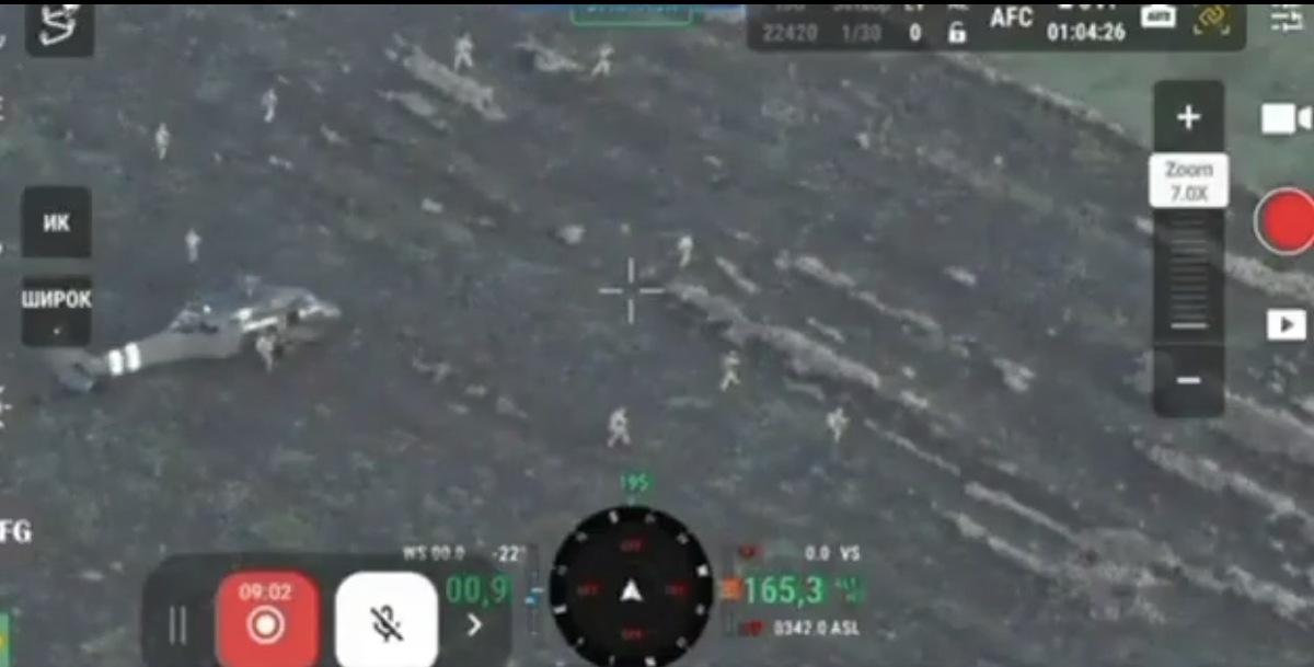  這場行動中出動多架 UH-60「黑鷹」直升機，特戰小組被空投至俄軍防線後方。 圖：翻攝自 X 