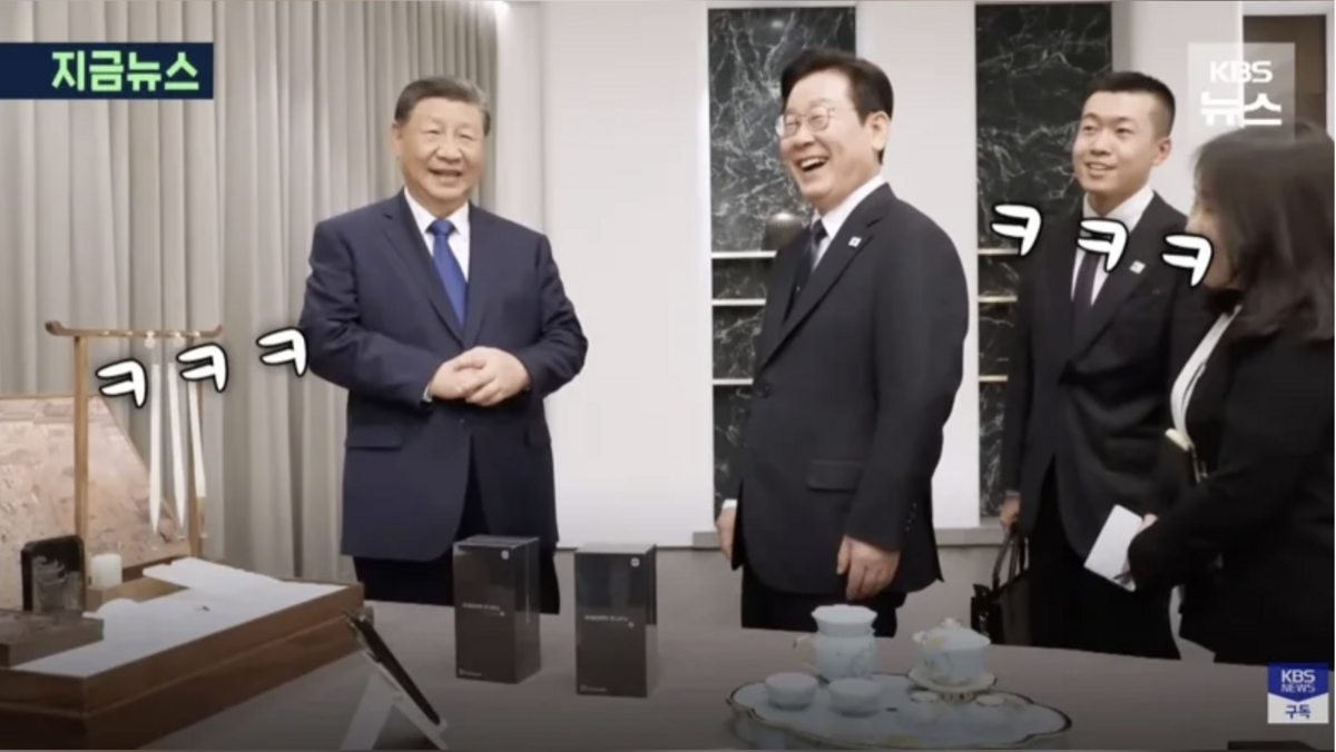  李在明贈送習近平一副以珍貴榧木打造的高級圍棋盤，以及一只傳統螺鈿漆器圓形托盤。習近平則回贈一套文房四寶，並特別加送李在明與第一夫人各一支小米旗艦曲面螢幕手機。 圖：截自 KBS 