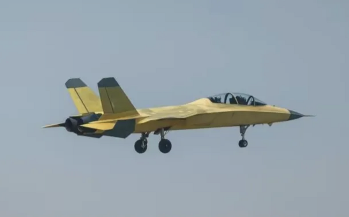 中國航母添新艦載機「超級小黃蜂」 L-15改進型原型機首飛成功