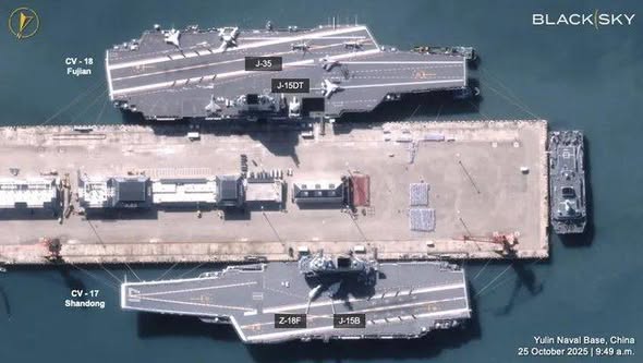  中國大陸自主設計建造的第一艘彈射型航空母艦「福建號（舷號18）」（圖上方）與另一艘航艦「山東號（舷號17）」並泊海南三亞榆林軍港。福建號飛行甲板並未漆上舷號。 圖：翻攝「臉書」呂禮詩 