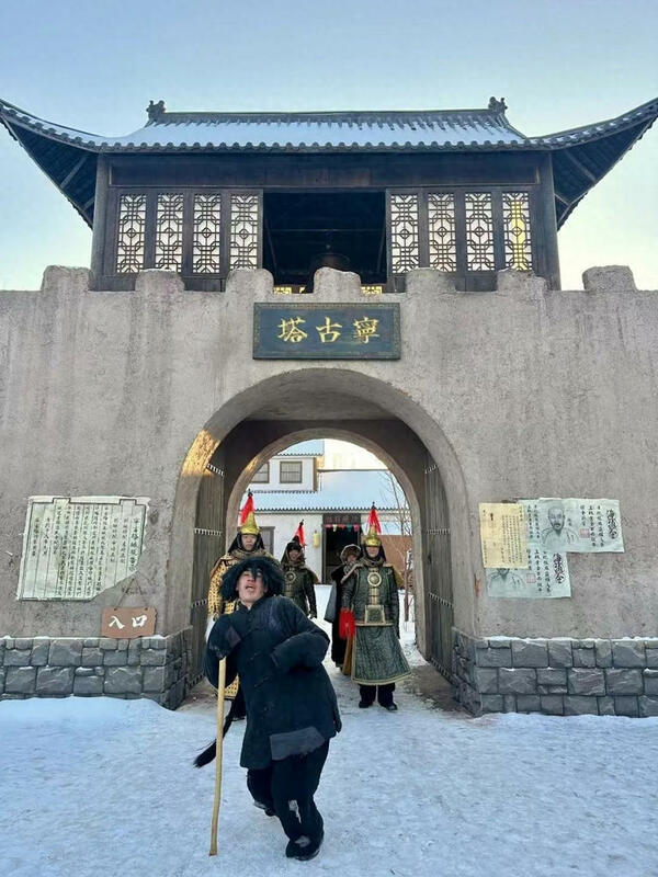  一名參加「流放寧古塔」沉浸式旅遊的遊客。圖：翻攝自生活小课堂