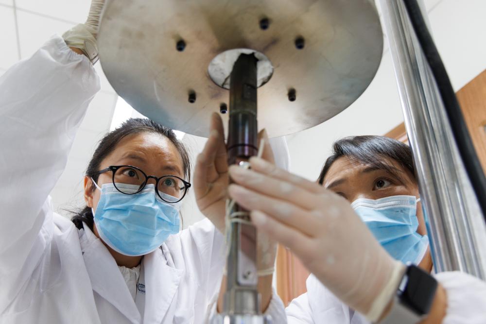 研究人員正在操作實驗堆樣品。圖：翻攝自新華網