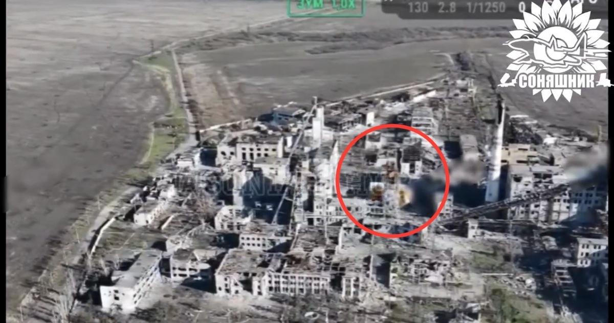  烏克蘭一架 Su-27 戰鬥機使用美製 GBU-62 導引炸彈，摧毀了一處俄軍無人機控制中心。 圖：翻攝自 X 