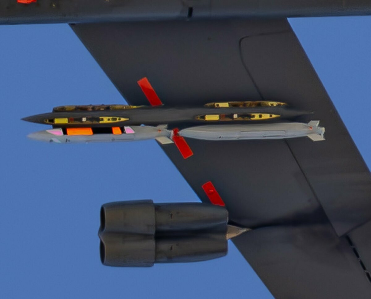  被拍攝到裝載於 B-52H 上的不明武器。圖：翻攝自 X《极光》