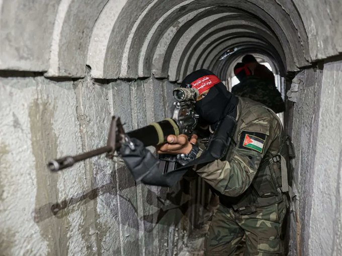 以軍發起行動，往哈瑪斯挖掘的地道中灌注混凝土，清除哈瑪斯的作戰設施。 圖：翻攝自 @uricohenisrael X 帳號 