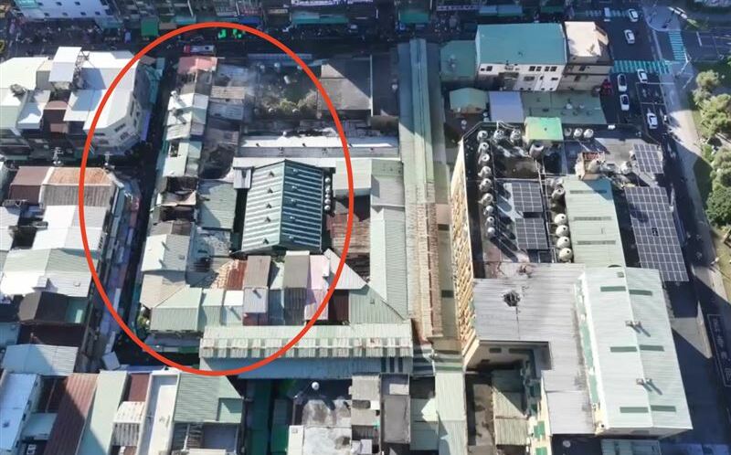 桃園60年歷史南門市場大火！鐵皮屋頂燒出大洞 空拍畫面曝光 