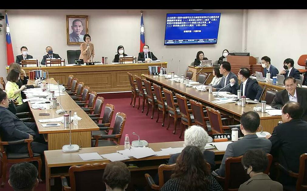 轟年改才改一半,藍白就想翻桌 律師:退休人士領得比上班族多,合理嗎?