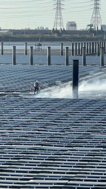 彰濱海上太陽能板冒濃煙 疑電纜短路2小時後撲滅