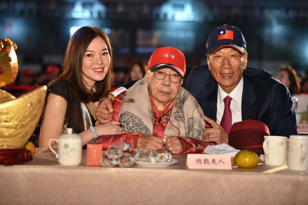 曾馨瑩當年嫁入郭家的歷程，初永真的大力肯定與寵愛絕對是關鍵所在。2008 年郭台銘首度帶著曾馨瑩回家給母親過目時，這位氣質清秀出眾的女孩第一眼就深深擄獲了初永真的歡心。 圖：翻攝自 郭台銘 Facebook 帳號 