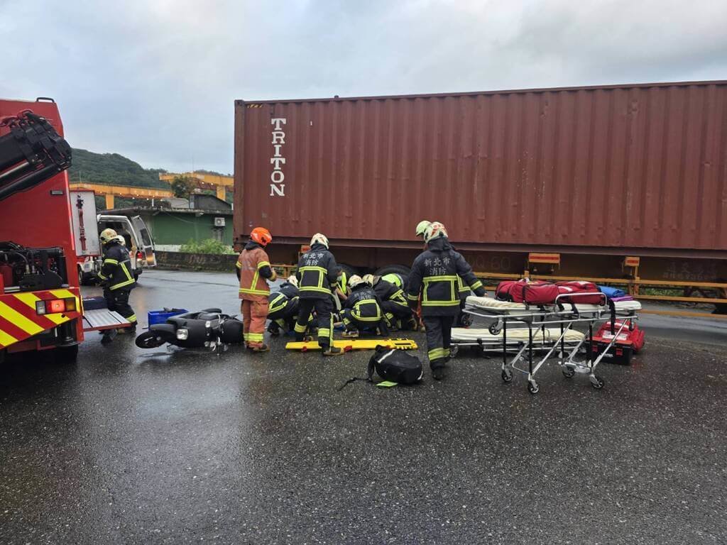 新北瑞芳貨櫃車與機車擦撞 騎士受困救出送醫不治
