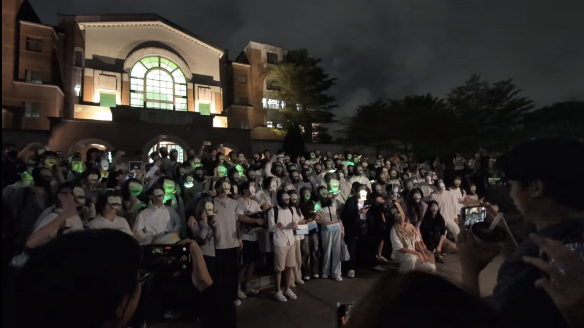  台大學生在萬聖節活動中集體變裝扮成「打鼓盧媽」，要求還來吃豬肉權利，政治形象劇變。 圖：翻攝自網路 