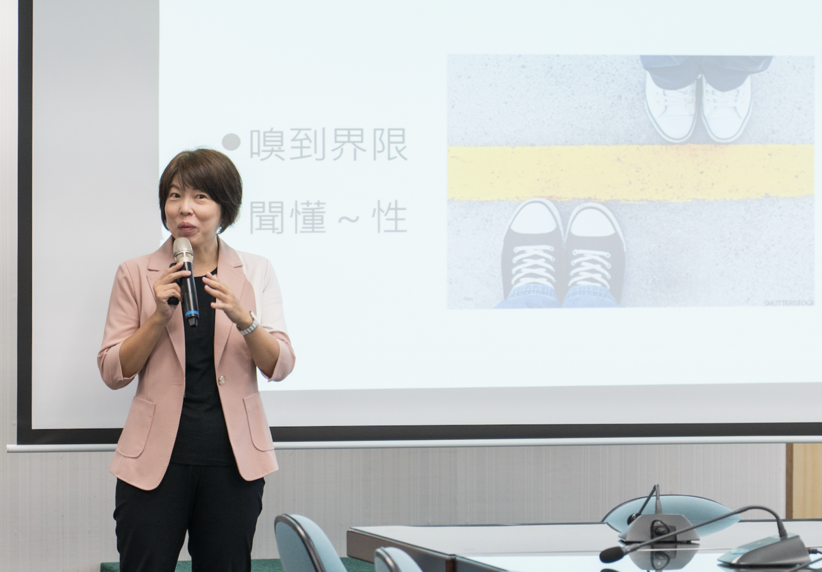  民進黨邀請台灣男性協會理事長郭雅真擔任講師，以「教你讀懂空氣：如何職場 情場不踩雷」，中央黨部黨工性騷擾防治教育訓練。 圖：民進黨提供 