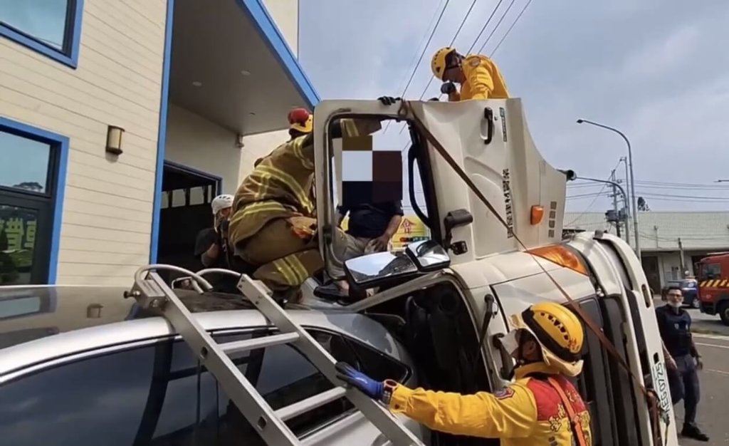 台南永康區水泥預拌車翻覆 駕駛受困獲救送醫