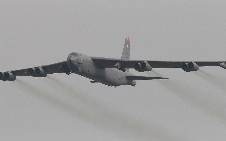 (影)美2架B-52轟炸機逼近海岸! 大量「山毛櫸」冒出頭 馬杜洛命全境防空