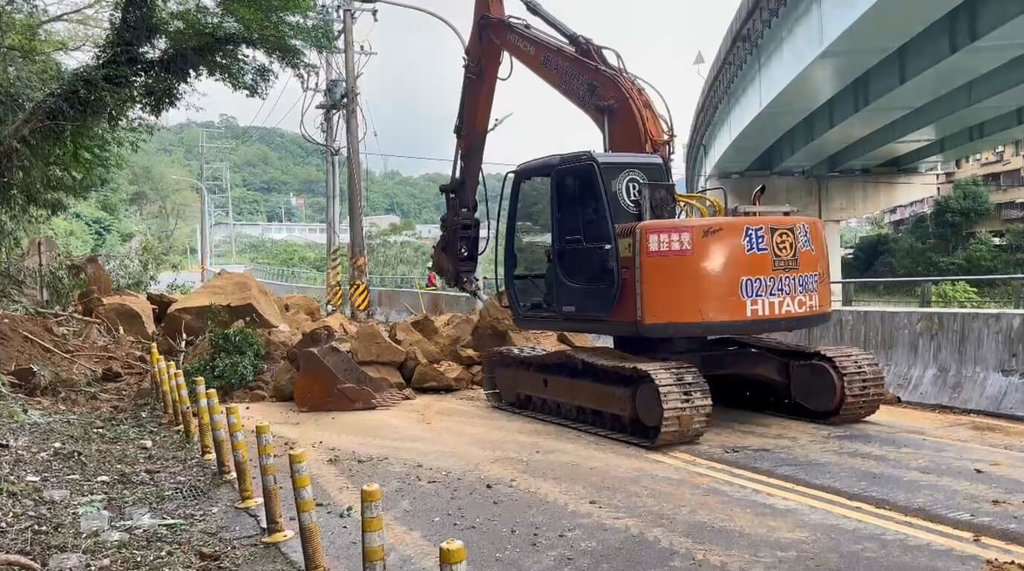 基隆興隆街邊坡崩塌　50噸落石占道雙向中斷