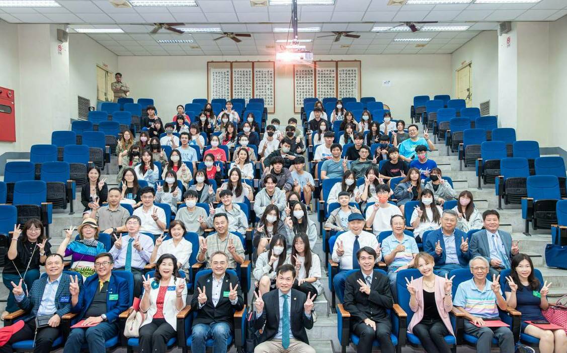 啟動口語表達能力提升計畫 高雄西區扶輪社強化高中生面試技巧