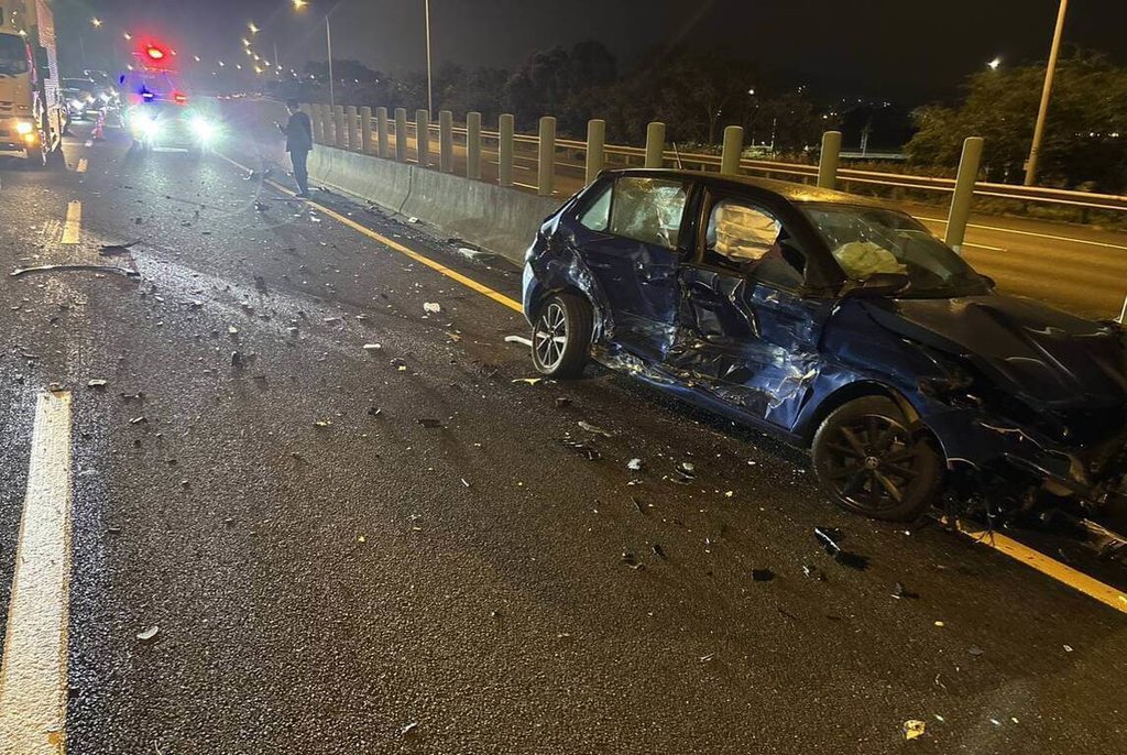 國3台南段金屬物品掉落 17車撞擊受損、4人受傷