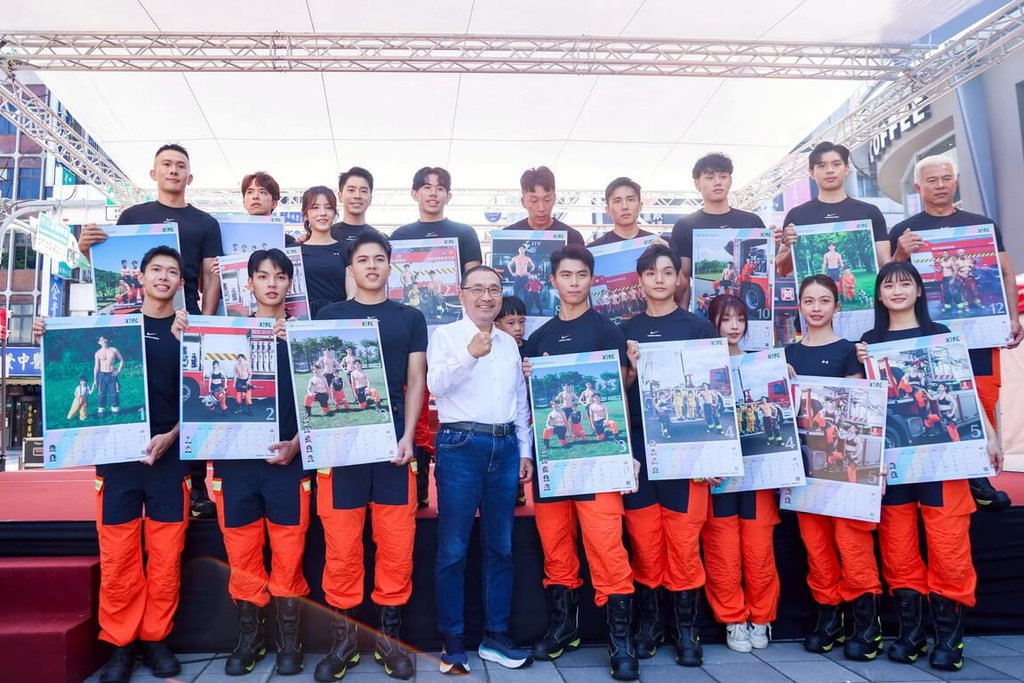 新北消防月曆開賣做公益  猛男搭檔萌娃出擊