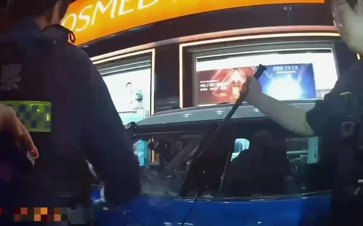 新北男無照毒駕還拒檢！僵持30分鐘警強勢破窗逮人送辦