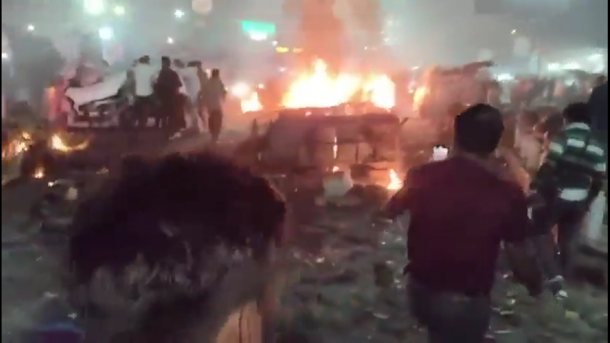  印度首都新德里10日晚間發生一起重大爆炸事件，一輛汽車在著名景點紅堡地鐵站附近突然爆炸，引發猛烈火勢。 圖:翻攝自影片 