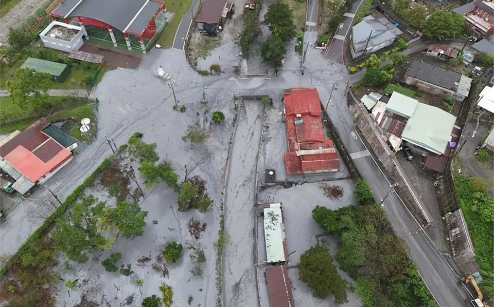 花蓮馬太鞍溪泥流灌明利村!空拍畫面怵目驚心