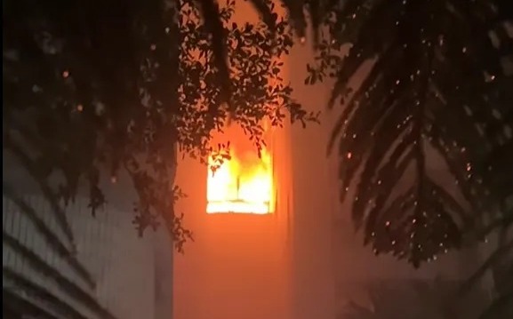 高雄大樓火警 上百住戶急疏散!起火原因竟是情侶鬧分手