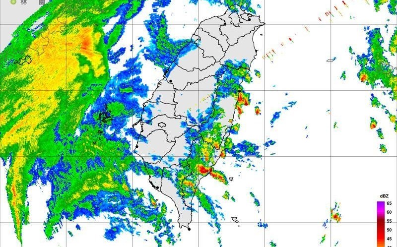 鳳凰高低層分離減弱變瘦!鄭明典提醒仍有風雨威脅:颱風環流還在