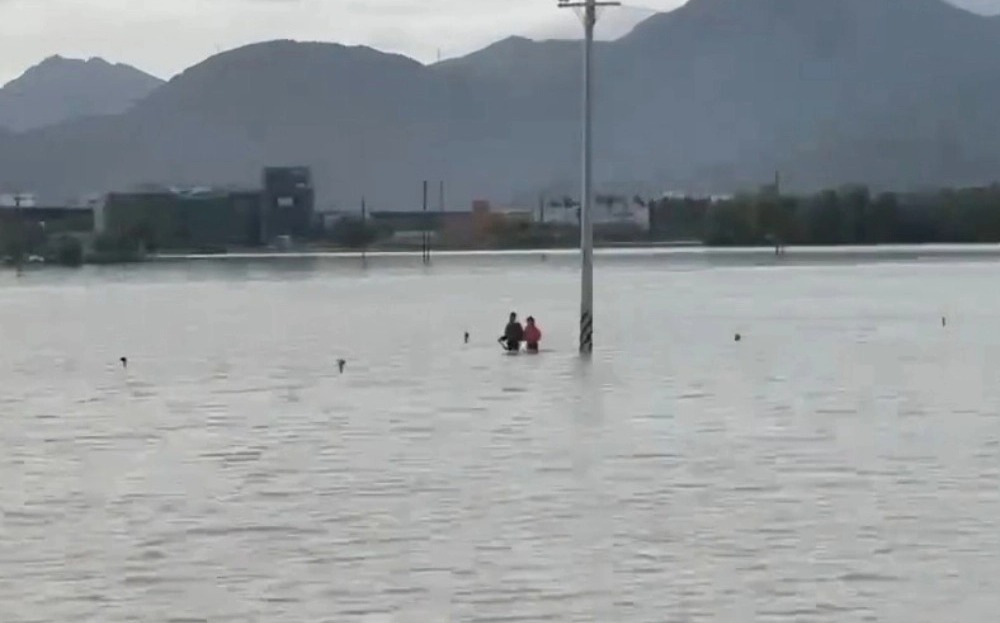 宜蘭冬山鄉汪洋一片!民眾划獨木舟出門買早餐